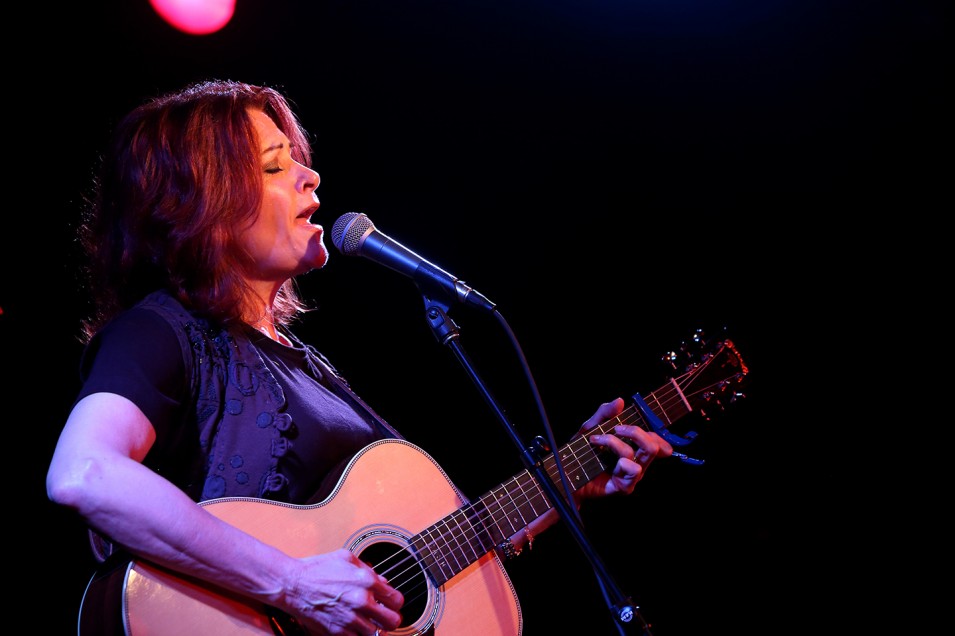 Tuesday night’s concert, featuring Rosanne Cash and her husband John Leventhal, raised about $127,000 for the Save the Gay Head Light Committee.